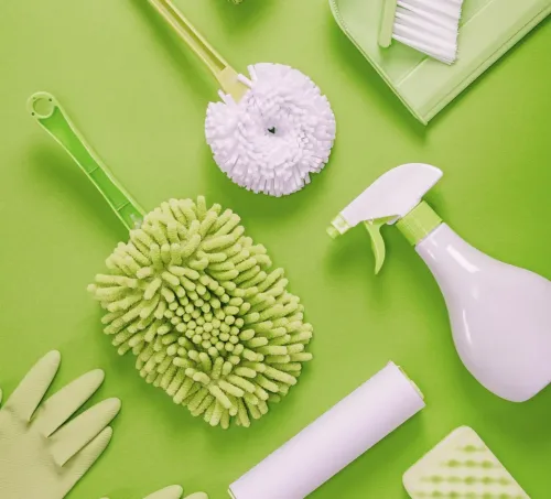 Objet de nettoyage : gant, produit, éponge, ballais